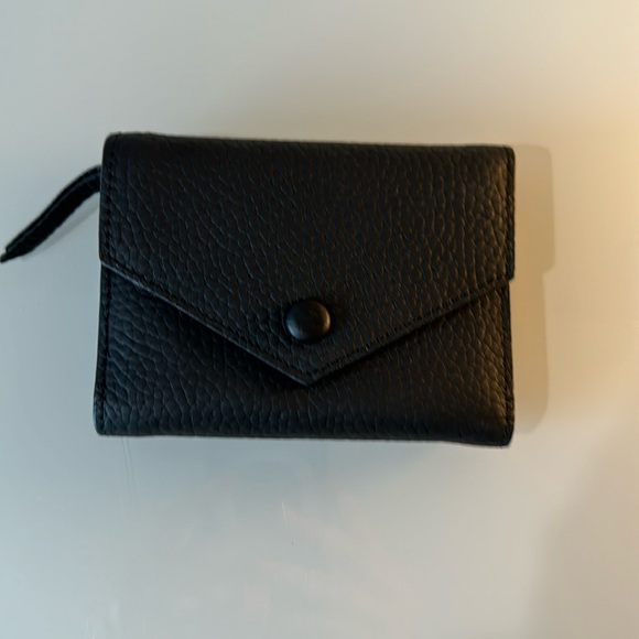 Brand NEW genuine black leather wallet.  Never used no branding - Picture 1 of 4